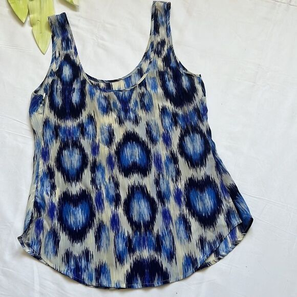 ⭐️GUESS by Marciano Silk Sleeveless Blouse⭐️ - Picture 4 of 7